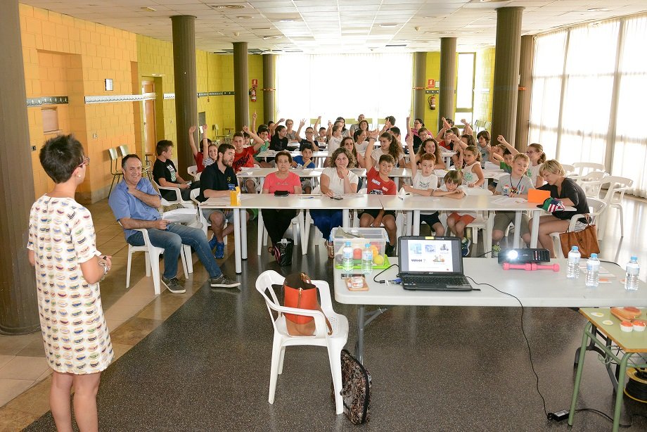 Asistentes participando